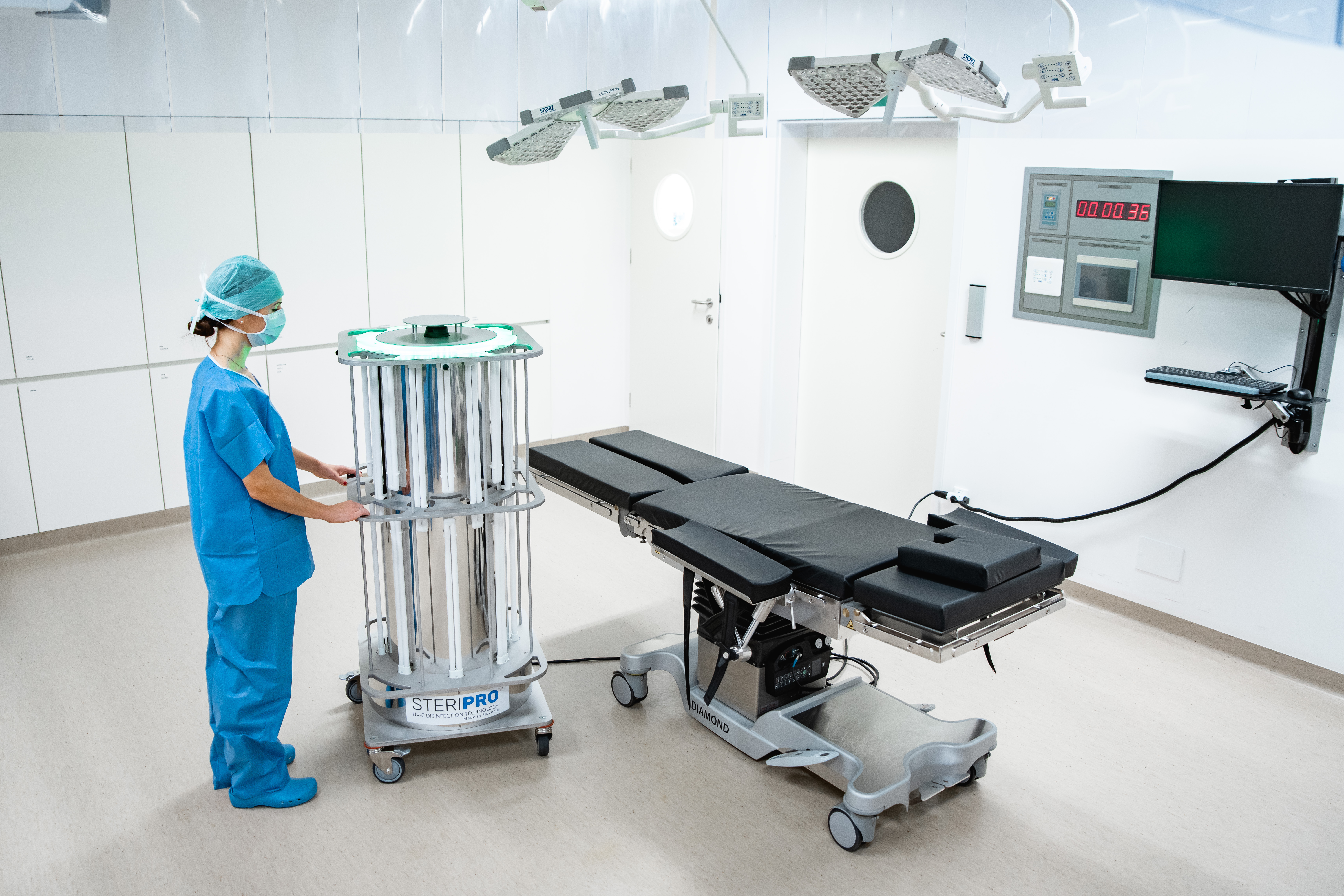 dezinfekcija sterilizacija prostorov površin z UVC robotom 
